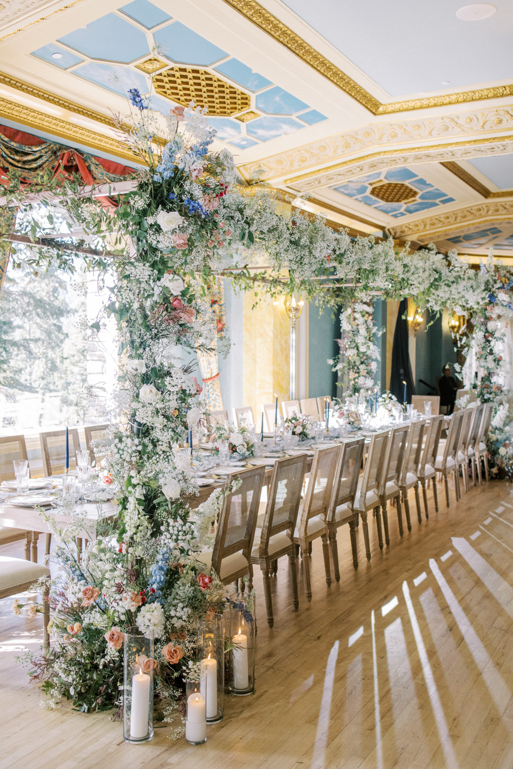 a head table design by famous Calgary wedding planner Julienne Young 