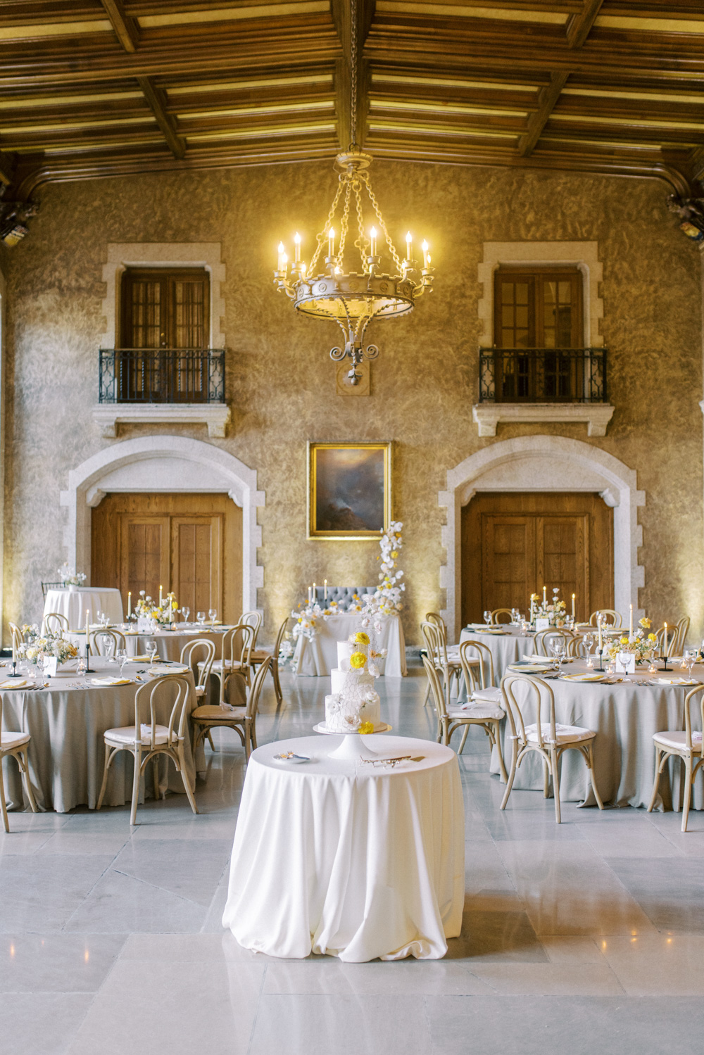 photo of a reception design by Calgary wedding planner Julienne young at the Fairmont Banff Springs